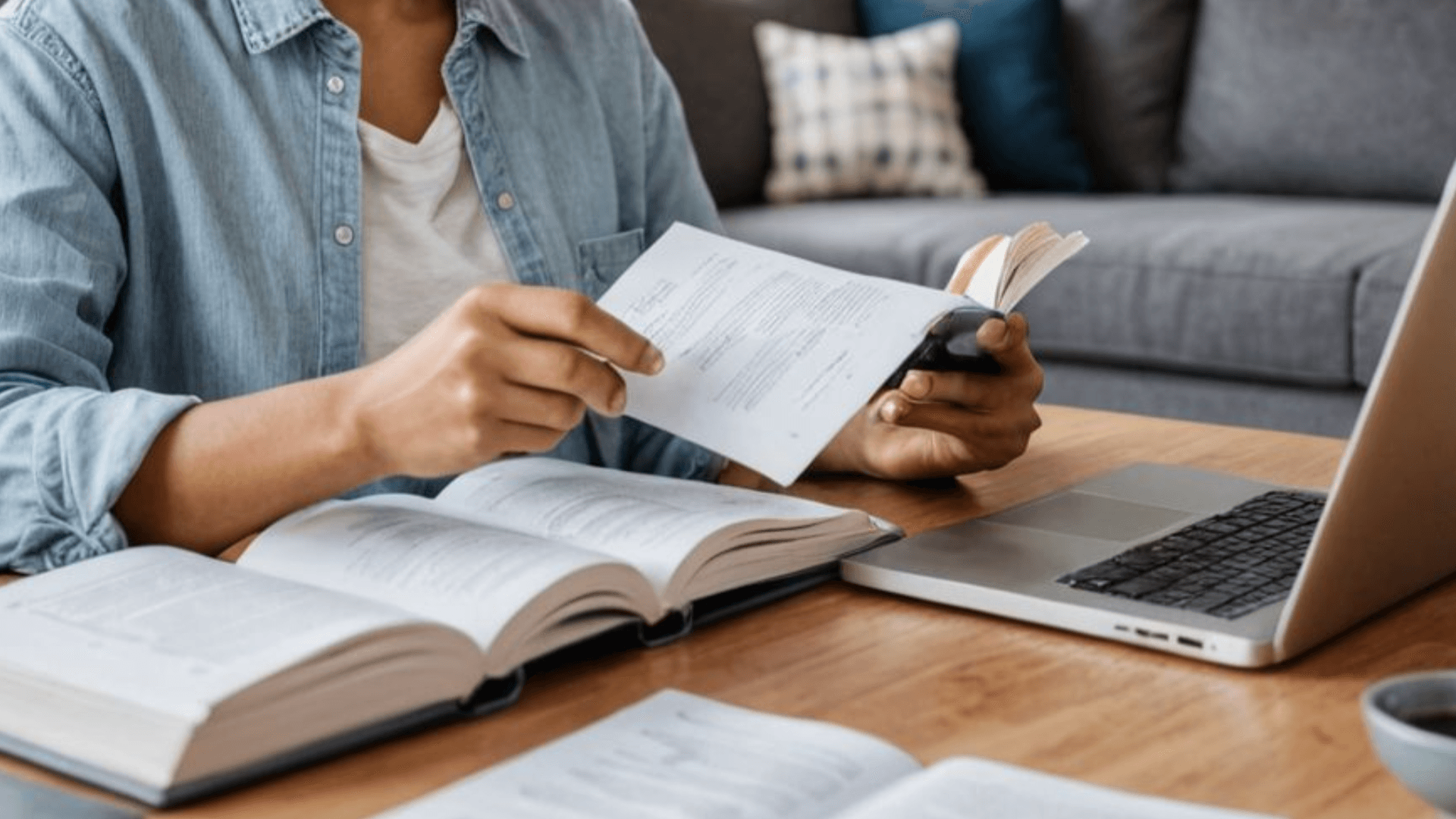 학습과 꾸준함을 상징하는 책과 노트북